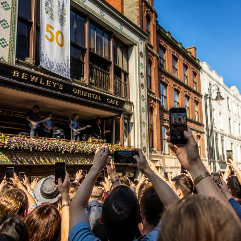 U2 célèbre ses 50 ans à Dublin avec des concerts surprises et un nouveau single