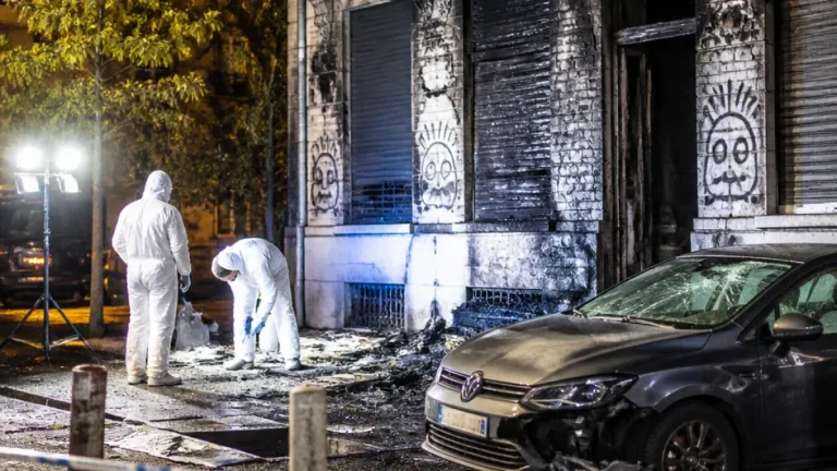 Deux explosions nocturnes à Anvers‑Nord endommagent des habitations et une voiture