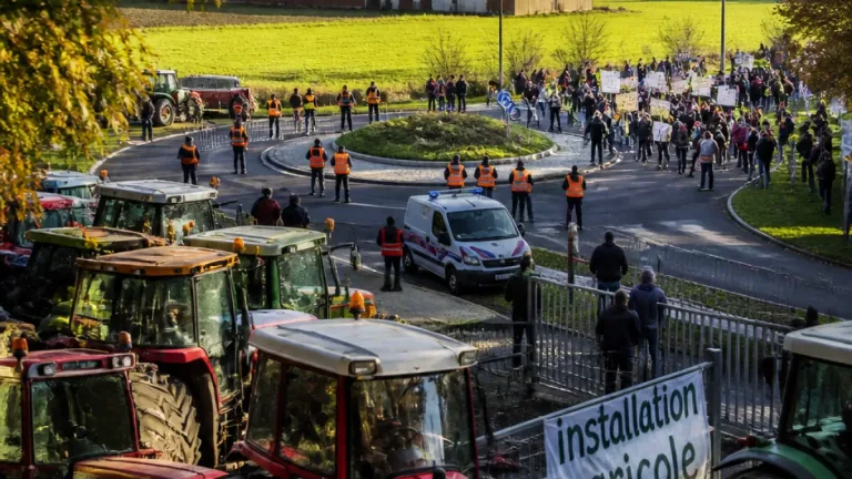 Forest-Montiers : mobilisation agricole et contre-manifestation autour d’un projet de poulailler