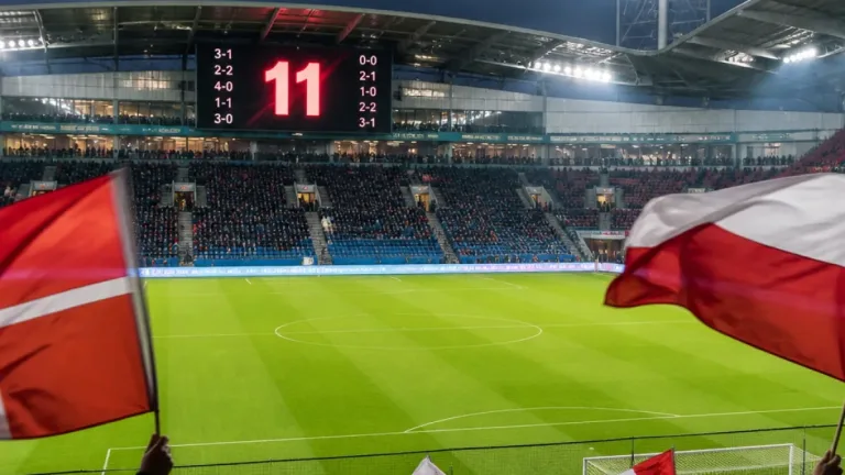 Genk bat le Standard (2-1) : une victoire construite malgré les exclusions