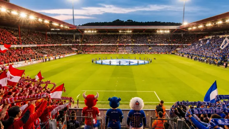 Mons attend le choc RAEC Mons–Olympic Charleroi, un duel chargé d’émotions