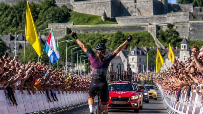 Namur accueille l'arrivée du Tour de Wallonie féminin : Karlijn Swinkels lève les bras à la Citadelle