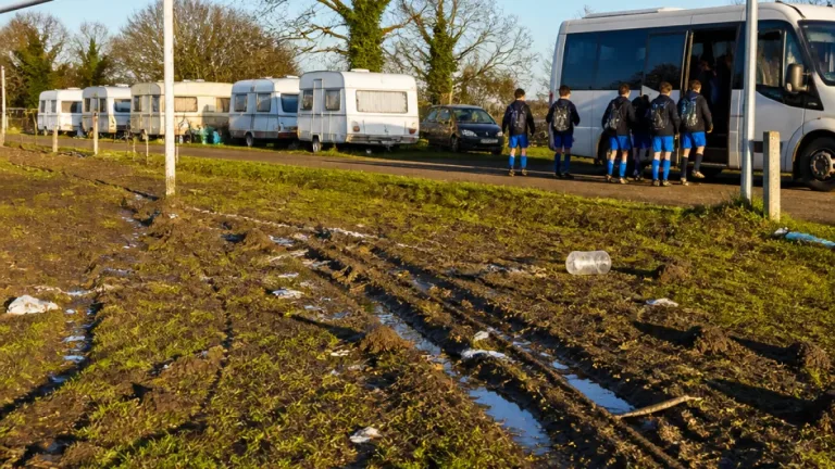 Saint-Gilles : l’Entente Saint-Gilloise délocalise ses entraînements après des dégradations du terrain