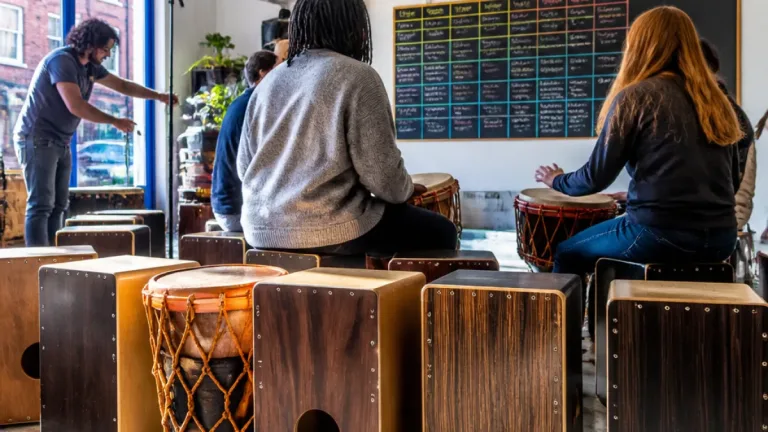 Saint-Gilles : portes ouvertes des Ateliers Sysmo pour tester percussions, cajon et Rythme Signé