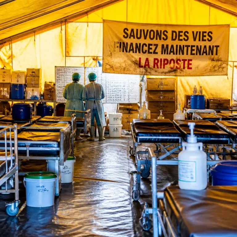 Ebola en RDC : plus de 6 000 cas, la riposte débordée et un appel international au financement