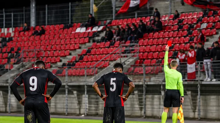 Seraing battu 3-2 par le Club NXT : deux expulsions et des buts tardifs qui n’ont pas suffi