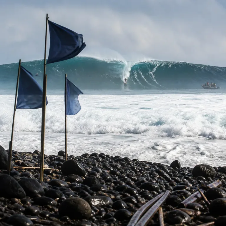À 14 ans, la Française Kelia Gallina crée la sensation à Teahupoo et atteint les quarts