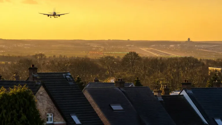 Waterloo se joint à l’ASBL « Piste 01, ça suffit ! » pour contester l’usage de la piste 01 à Brussels Airport