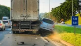 Contagem: caminhão empurra carro para canteiro central na BR-040; vídeo registra o episódio