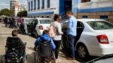 Porto Alegre: famílias relatam substituição de transporte adaptado por táxis não equipados