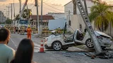 Poste danificado em acidente na Avenida Jerônimo Albuquerque representa risco em São Luís