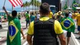 Rio de Janeiro: Flávio Bolsonaro vota em Vila Isabel e diz que resultado fica com "o povo e com Deus"