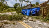 Temporal com granizo destelha casas, bloqueia estradas e deixa moradores sem luz em Quilombo