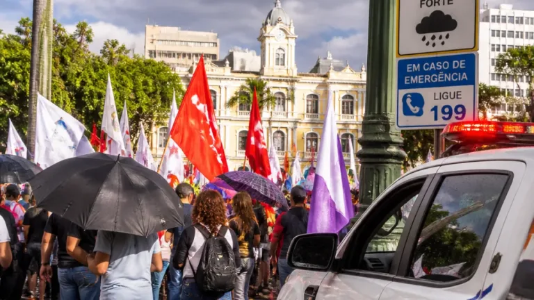Ato contra Lula em BH reúne políticos e ocorre sob alerta de chuva e rajadas de vento