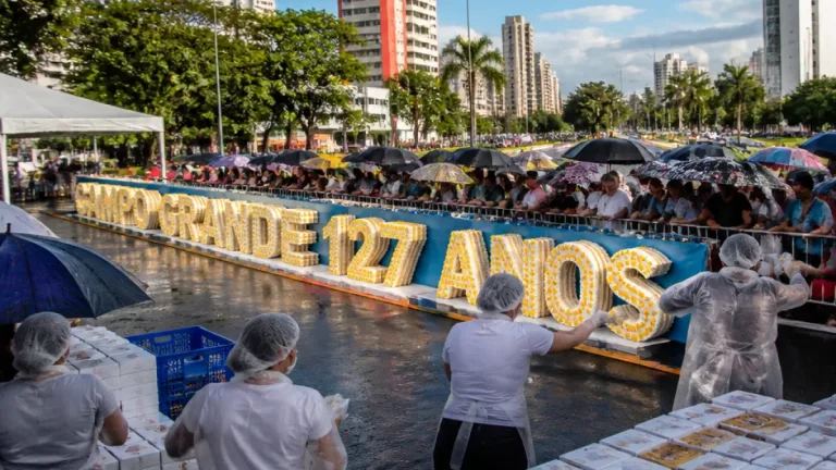 Campo Grande celebra 127 anos com bolo de 840 kg distribuído na Afonso Pena
