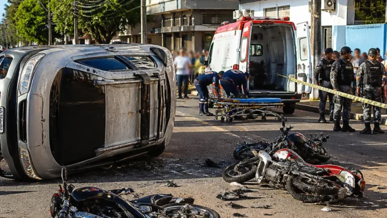 Colisão no centro de Porto Velho deixa duas crianças feridas após capotamento