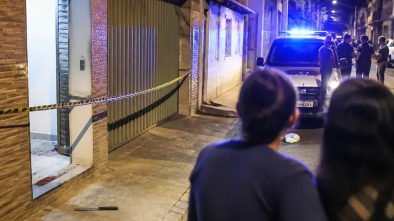 Contagem: mulher é presa após morte de homem que invadiu casa em suposta tentativa de feminicídio