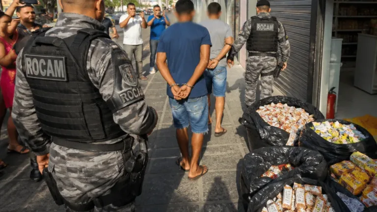 Dupla é presa em flagrante por furto no Centro de Teresina; loja reconhece mercadorias