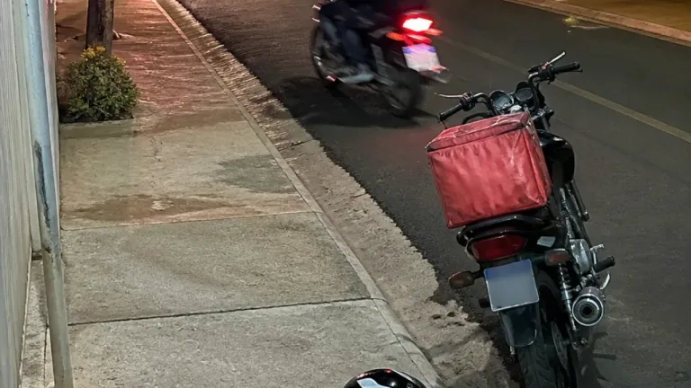 Dupla em motocicleta rouba moto e capacete de entregador no Jardim Auxiliadora, em Campo Grande