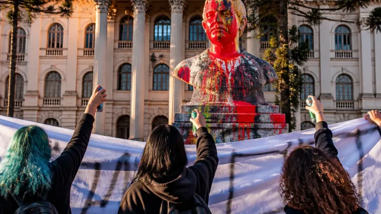 Estudantes picham busto de ex-ministro da Ditadura no pátio da Reitoria em Curitiba
