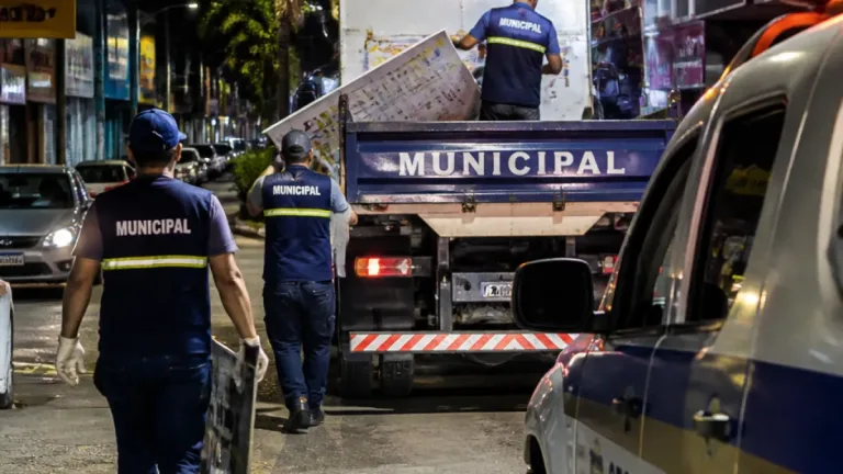 Feira de Santana amplia fiscalização contra poluição visual em operação quinzenal