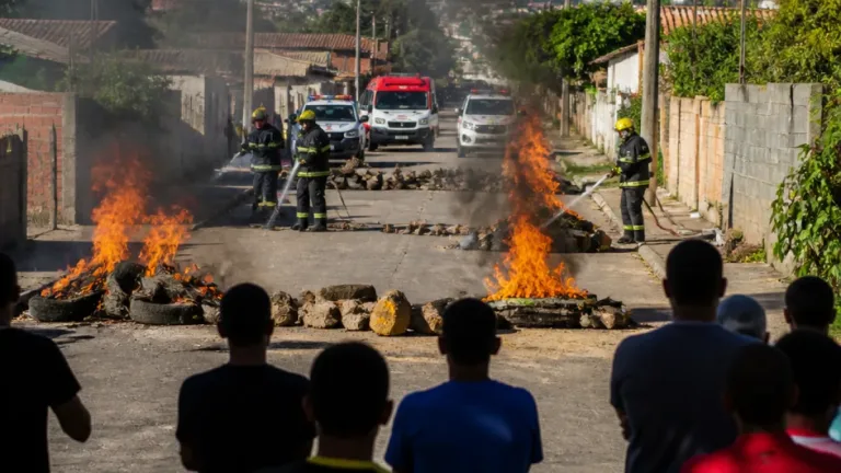 Florianópolis: barricadas em chamas alteram rotina na Grande Florianópolis após operação da PM