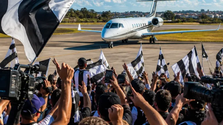 Fred desembarca em Belo Horizonte e é esperado pela torcida do Atlético na Pampulha