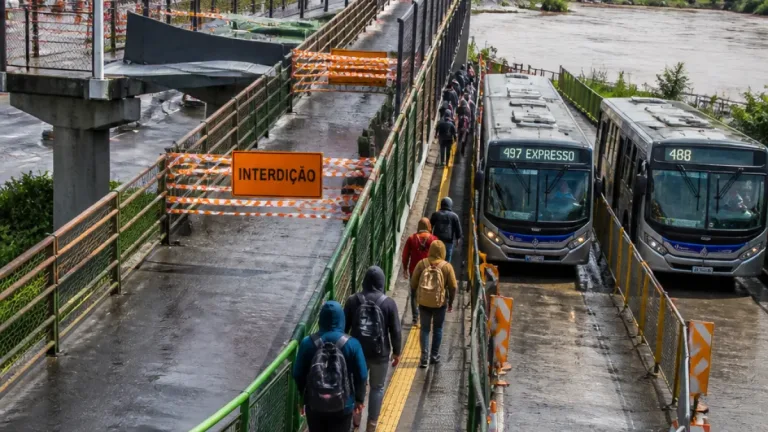 Guarulhos cria linha expressa e amplia itinerário para amenizar efeitos de passarela interditada