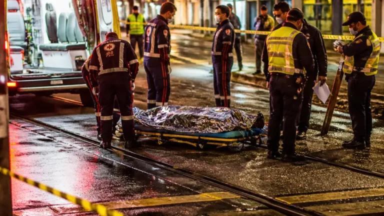 Homem de 28 anos é atropelado por trem em passagem de nível no Centro de Juiz de Fora