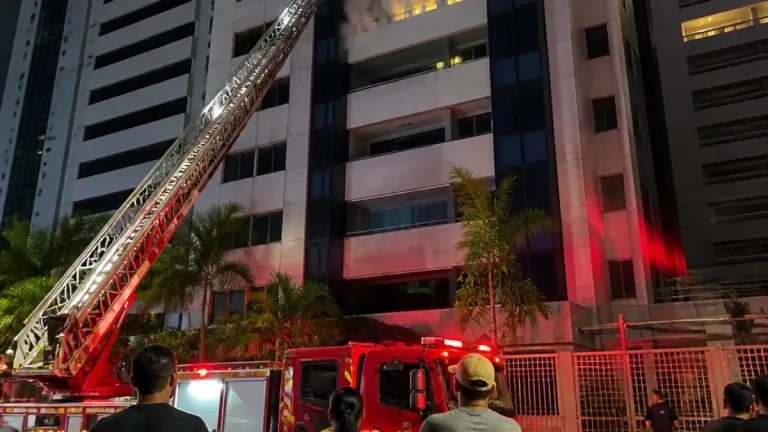 Incêndio atinge apartamento no Altiplano e alerta moradores de João Pessoa