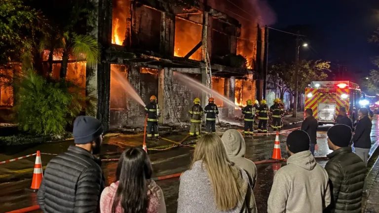 Incêndio destrói casa de eventos no Centro de Joinville durante festa