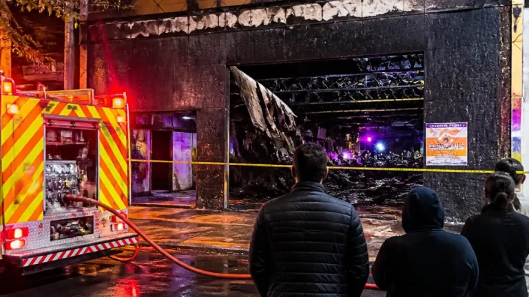 Incêndio destrói casa de festas em Joinville; imóvel é interditado pela Defesa Civil