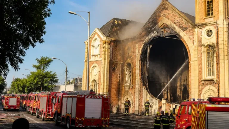 Incêndio destrói parte de igreja no Cordeiro, no Recife, e mobiliza bombeiros