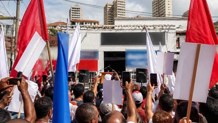 João Campos acusa 'perseguição' e critica gestão da saúde em ato na Zona Norte do Recife