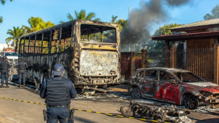 Jovem é preso em Assis Brasil após série de incêndios que destruiu ônibus de R$ 2 milhões