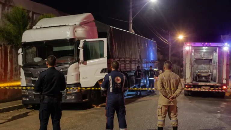 Motorista é encontrado morto em carreta na Baixada da Sobral, em Rio Branco