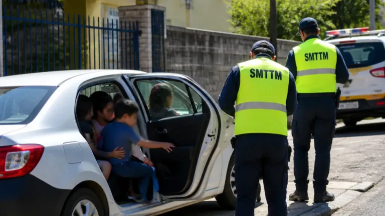 Motorista sem CNH é flagrado levando seis crianças em Caxias do Sul; veículo foi autuado