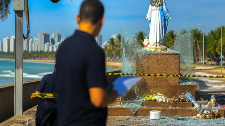 Mulher identificada por vandalizar estátua de Iemanjá em João Pessoa; investigação apura surto e motivação