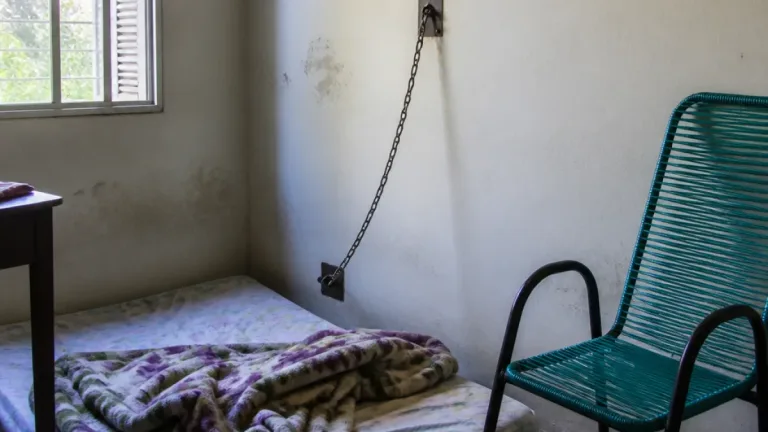 Pais de Rio Branco acorrentam filho em crise por falta de tratamento adequado, dizem familiares