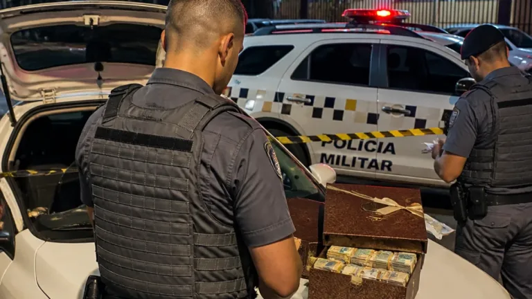 PM apreende quase R$ 495 mil em caixa de chocolates em Guarulhos durante blitz