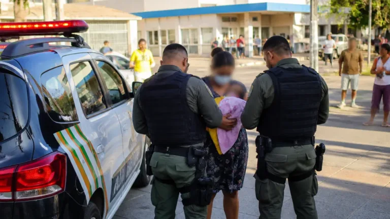 Polícia Militar salva recém‑nascida engasgada em Fortaleza, no bairro Jardim Guanabara