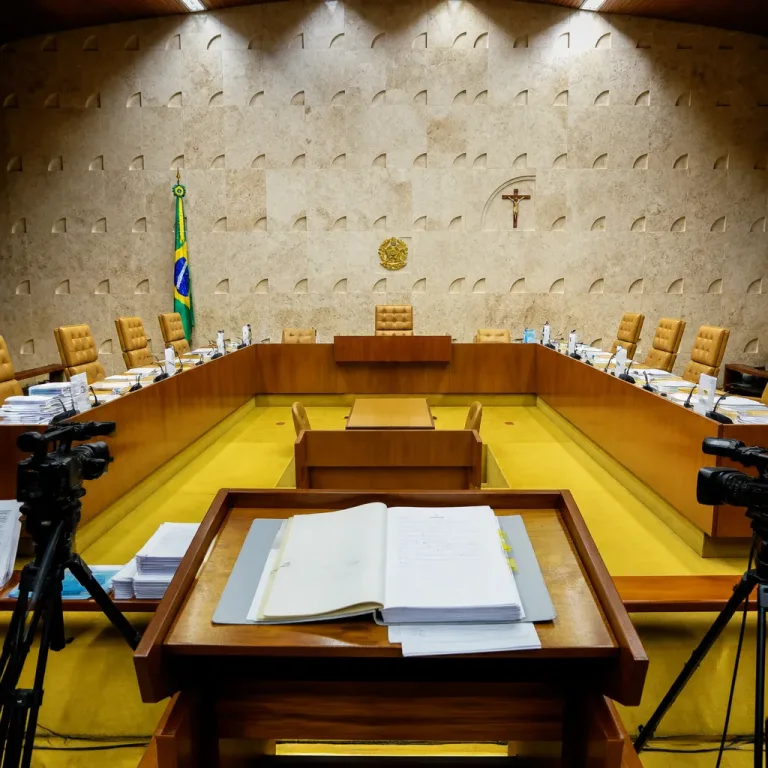Pedido de vista de Flávio Dino suspende julgamento sobre mensagens envolvendo Alexandre de Moraes