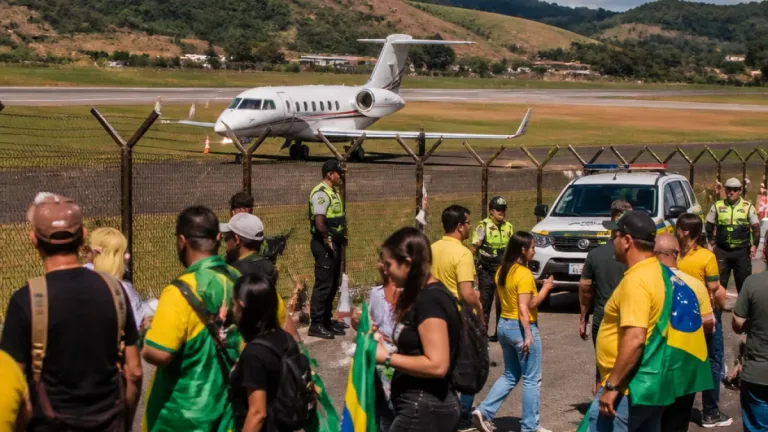 Pouso não autorizado faz Flávio Bolsonaro cancelar visita a Juiz de Fora