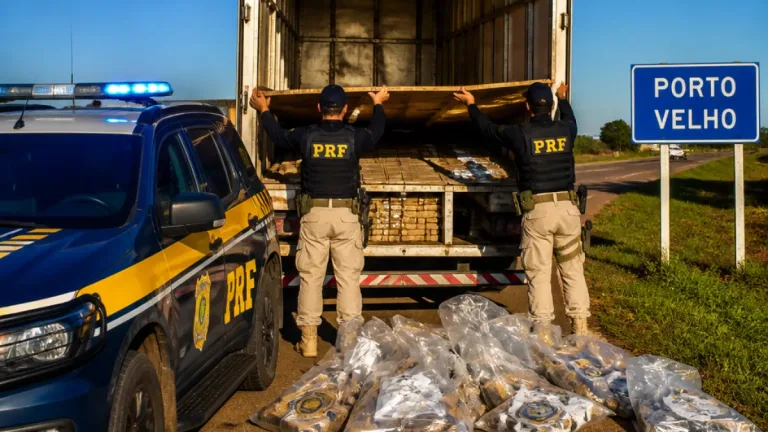 PRF apreende mais de uma tonelada de drogas em fundo falso de caminhão na BR-364, em Porto Velho