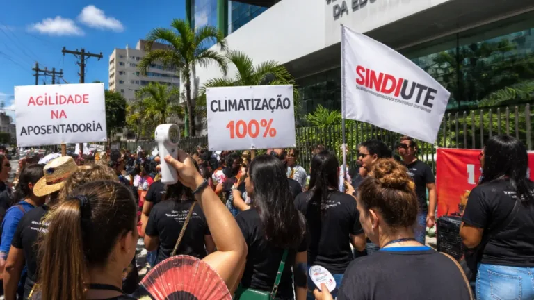 Professores de Fortaleza fazem paralisação e cobram melhorias nas escolas municipais