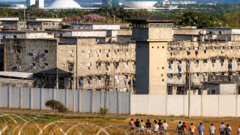 Relatório mostra que 72,7% da população prisional do DF é negra e aponta superlotação na Papuda
