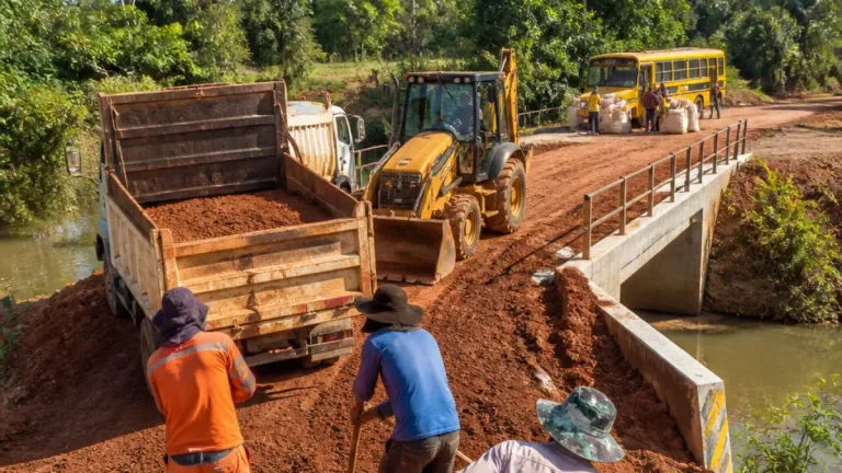 Rio Branco amplia manutenção de ramais para garantir escoamento da produção e transporte escolar
