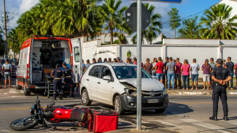Rio Branco: entregador morre após colisão com carro roubado no bairro Vitória
