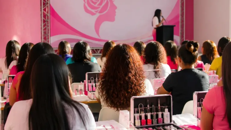 Rio Branco lança cursos de beleza na Casa Rosa Mulher para ampliar autonomia de mulheres