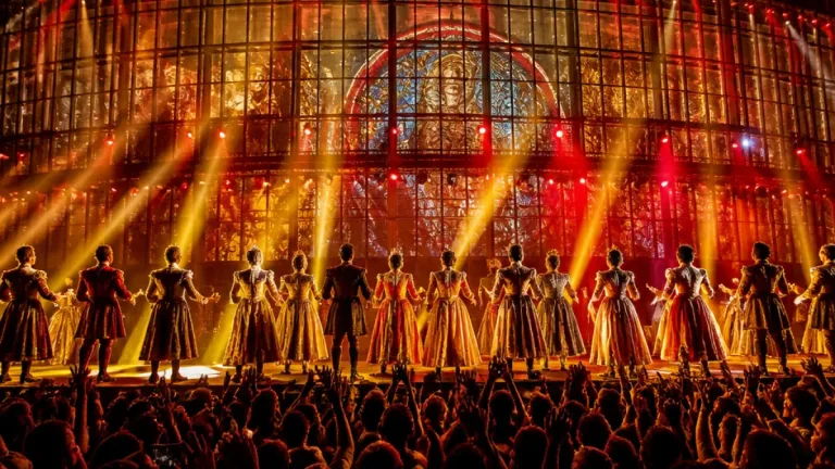 Rosalía transforma Farmasi Arena em espetáculo teatral nas duas noites no Rio